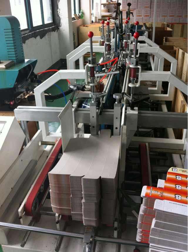automatic machine for folding boxes